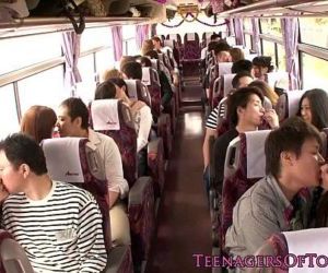 japonais adolescent groupsex action Babes sur Un Bus 8 min hd