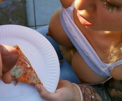 Sauvage La nourriture porno fantasy. manger mon pizza Avec cum topping. humide
